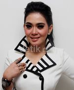 Putih-putih ala Syahrini