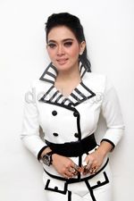 Putih-putih ala Syahrini