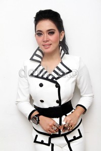 Setiap jarinya dihiasi dengan cincin. Gus Mun/detikHOT.