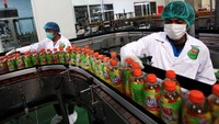Pekerja melakukan proses produksi minuman kemasan Nu Green Tea di Pabrik PT ABC President Indonesia, Karawang, Jawa Barat, Jumat (5/2).