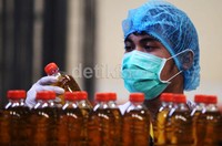 Seorang pekerja sedang memproduksi minuman di Pabrik PT ABC President Indonesia.