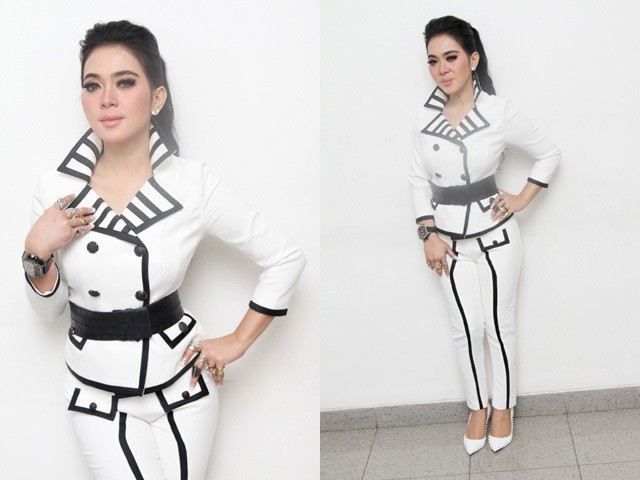Gaya Serba Putih Syahrini, Yay or Nay?