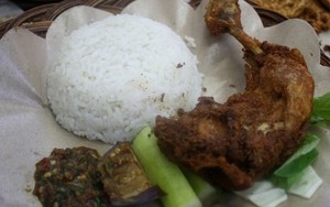 Makan Enak Murmer, Ayam Goreng Lepaas Plus Sambel Ijo