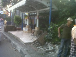 Selain Warung, Nissan X-Trail Juga Seruduk Halte Bus di Jl Dewi Sartika
