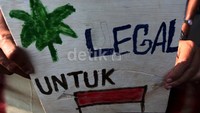 Aksi ini dilakukan oleh massa dari Lingkar Ganja Nusantara (LGN).