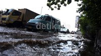 Akibatnya Jl. Karet Tengsin menuju Kuningan tersendat.