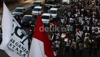 Mereka mengambil sebagian ruas jalan.