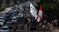 Akibatnya kemacetan panjang terjadi.