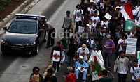 Polisi turun tangan berusaha menertibkan demonstran.