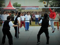 SBY bermain voli melawan tim pemerintah daerah Jawa Timur di Lapangan Bromo, Probolinggo, Jawa Timur. Cahyo/Setpres.