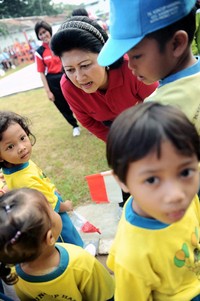 Setelah bermain voli, Ibu negara menghampiri sejumlah siswa TK Kuncup Harapan yang selama pertandingan menunggu Presiden SBY di pinggir lapangan. Cahyo/Setpres.