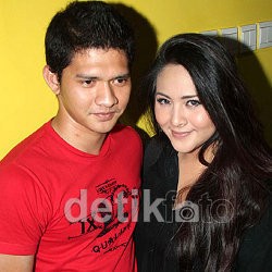 Gelar Pengajian 4 Bulan Kehamilan Audy, Iko Teteskan Air Mata