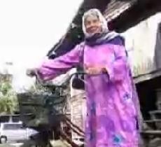 Maimun, Kandidat 94 Tahun Kampanye Sendirian dengan Bersepeda