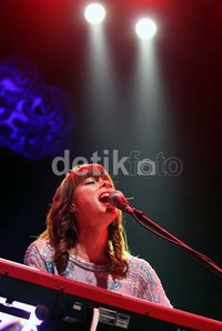 Lenka juga sempat meng-cover lagu 'Locked Out Of Heaven' milik Bruno Mars     