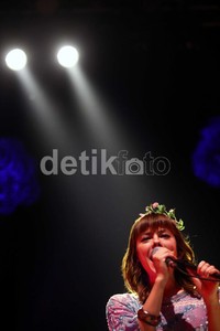 Hei Jakarta, apa kabar? Apa kabar malam ini sugabombs? sapa Lenka di tengah-tengah penampilannya.     