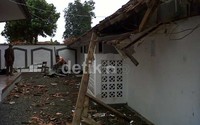 Tasikmalaya-Ratusan rumah dan dua mesjid Ahmadiyah berada di dua lokasi yakni Kampung Tenjowaringin, Kecamatan Salawu dan Kampung Babakan Sindang,  RT 11/ 03, Desa Cipakat, Kecamatan Singaparna, Kab Tasikmalaya, dirusak masa tidak dikenal. Kristiadi/detikfoto