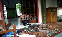 Saksi mata yang melihat, 'mengatakan masa berkendara motor, mobil bak membawa bom molotov. Kristiadi/detikfoto