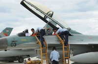 Setelah berhasil menggiring dan memaksa pesawat musuh mendarat di pangkalan udara Sepinggan Balikpapan, unsur Lanud Balikpapan dibawah Satgas siaga untuk melaksanakan introgasi dan mengumpulkan keterangan dari pilot atau Crew Pesawat B-737, selanjutnya dilaporkan ke Komando Atas. (Dansatgaspen Latgab TNI)
