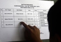     Sorang siswa melihat jadwal ujian. Mendikbud M Nuh yakin keterlambatan soal atau gangguan lainnya UN untuk SD tidak akan terjadi. Lamhot Aritonang/detikfoto     