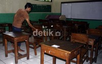 Bangku-bangku peserta ujian telah disusun oleh pihak sekolah. Lamhot Aritonang/detikfoto     