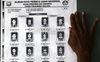 Deretan foto peserta Ujian Nasional Sekolah Dasar telah terpampampang disetiap kelas. Lamhot Aritonang/detikfoto