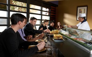 Mau Bersantap di Resto Sushi Asli Jepang? Patuhi Etiket Ini!