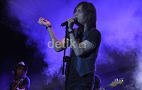 Once langsung menggebrak dengan lagu pertamanya, berjudul Cemburu, yang pernah menjadi hits saat masih bergabung di Dewa 19.