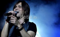 Dalam penampilannya, Once membawakan empat lagu berbahasa asing, yakni Mistified, lagu berirama cadas Once bersama Gugun Blues Shelter, It's My Life milik Bon Jovi, Save Me milik Queen dan Viva La Vida milik Coldplay.
