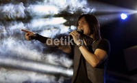 Meski tampil di dalam kompleks sekolah, aksi performance Once dan band pengiringnya tetap dahsyat.