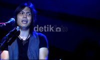Once membawakan lagu Pupus sambil memainkan keyboard.