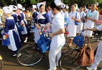 Beberapa kelompok bidan membawa sepeda. (Silvia Yusra)
