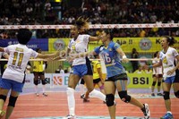 Pemain tim putri Jakarta Popsivo PGN melakukan selebrasi kemenangan.