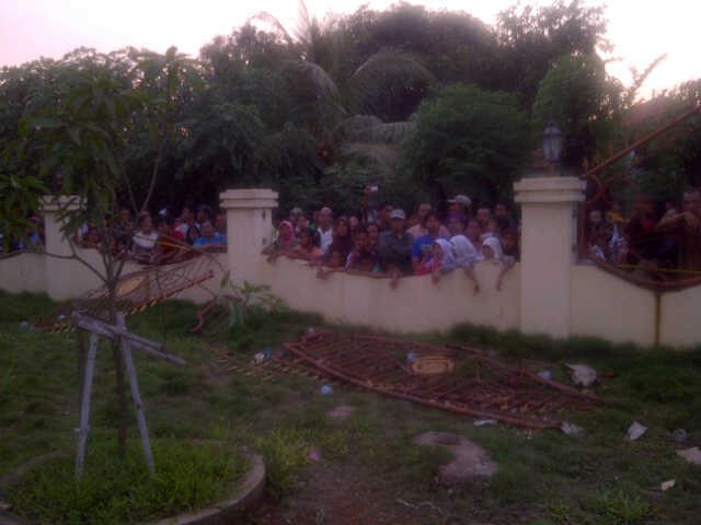 Giliran Warga yang Berkumpul di Rumah Kerabat Pemilik Pabrik Kuali