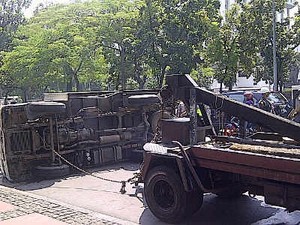 Pecah Ban, Truk Boks Terguling di Depan Mabes TNI AD