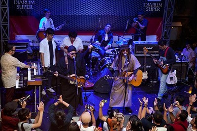 Konser Padat SORE di Rolling Stone Cafe