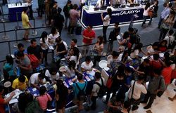 Antrean Panjang Penggila Galaxy S4 di Jakarta