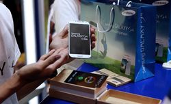 Antrean Panjang Penggila Galaxy S4 di Jakarta