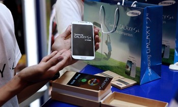     Galaxy S4 yang dijual di Indonesia memakai prosesor octa core Exnos 5. Layarnya seukuran 5 inch dengan resolusi definisi tinggi.