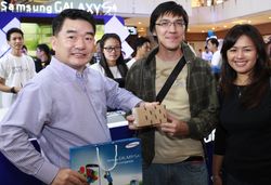 Antrean Panjang Penggila Galaxy S4 di Jakarta