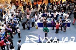 Antrean Panjang Penggila Galaxy S4 di Jakarta