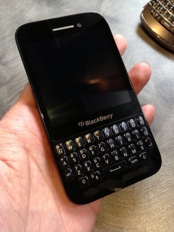     BlackBerry 10 versi murah yang dimaksud konon bernama R10. Ia mengusung model klasik, dibekali dengan papan ketik qwerty fisik. Sedangkan layarnya dikabarkan bakal mengusung ukuran 3,1 inch. (kredit foto: technobuffalo)