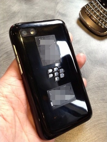     Di bagian belakang terdapat kamera 5 megapixel dengan flash. R10 kabarnya mengusung badan unibodi alias tidak bisa copot pasang baterai. (kredit foto: technobuffalo)