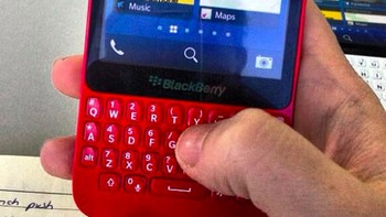     Karena menyasar segmen menengah ke bawah, R10 tidak hanya hadir dalam satu warna. Pasalnya, beredar pula foto R10 dengan warna lain, seperti merah. (kredit foto: techradar)