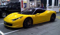 Untuk mengisi mobil yang super haus ini, pastinya pakai BBM non subsidi. (Foto Soroma).