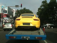 Sebuah mobil Porsche tengah dikirim ke pemiliknya. (Foto: Soroma)