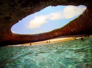 Aneh Tapi Nyata, Pantai Ini Ada di Dalam Batu Karang
