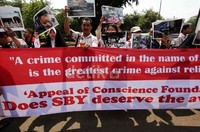 Para pendemo meminta AS membatalkan penghargaan tersebut. Rencananya, penghargaan akan diserahkan kepada SBY pada akhir Mei.