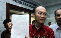 Saurip Kadi menunjukkan berkas gugatan.