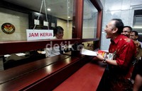 Saurip Kadi menyerahkan berkas gugatan ke MK.