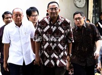 Anas datang sambil ditemani Saan Mustopa dan pengacacaranya Firman Wijaya. Lamhot Aritonang/detikFoto.